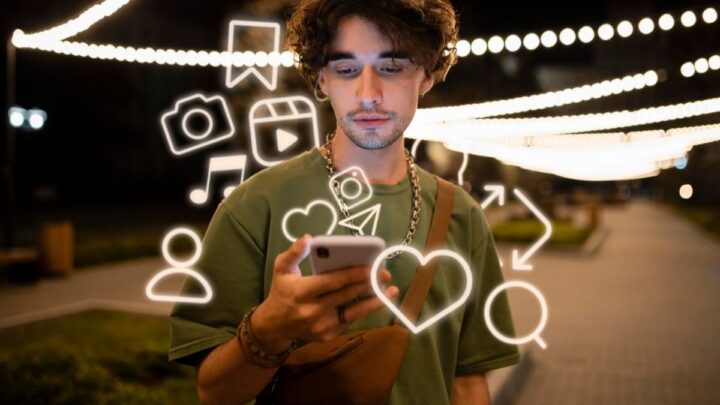 Chico viendo sus redes sociales