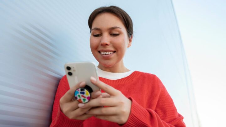 Mujer usando redes sociales