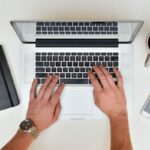 Jefe revisando control horario de sus trabajadores