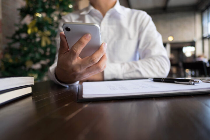 Hombre controlando su horario laboral en su dispositivo