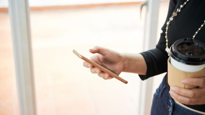 Mujer ficha desde su móvil