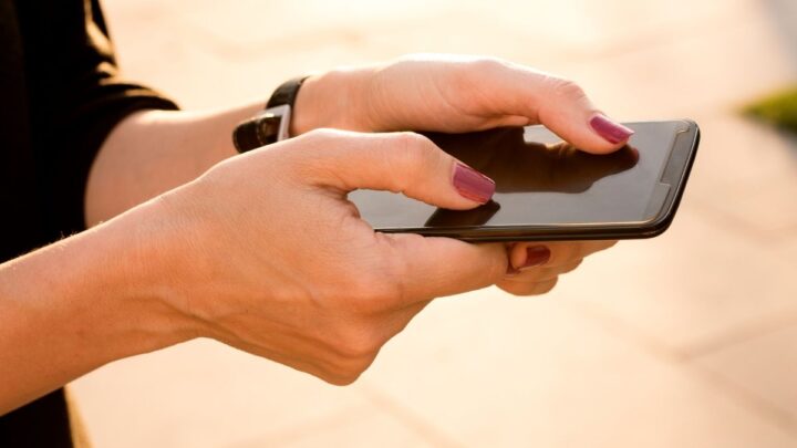 Mujer pasando su registro horario desde su dispositivo