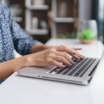 Trabajador haciendo registro de jornada desde el movil