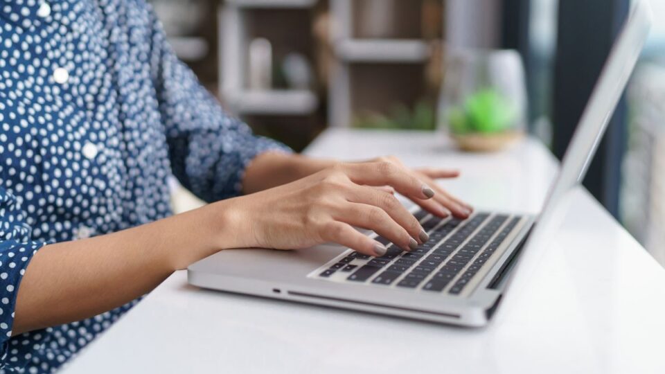 Trabajador haciendo registro de jornada desde el movil