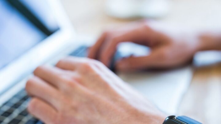 Trabajador pasando su control horario laboral desde su ordenador