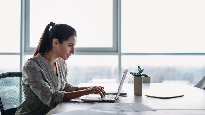 Chica controlando su horario laboral en oficina