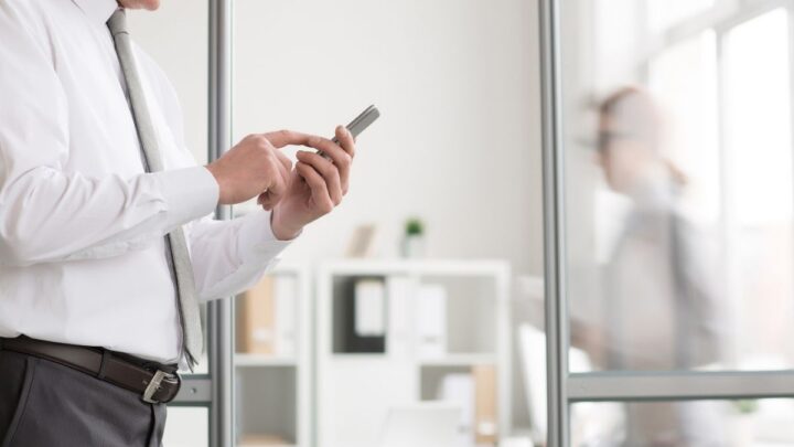 Empresario pasando su fichaje de manera digital