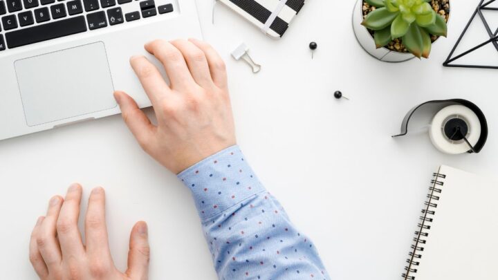 Hombre trabajando en oficina