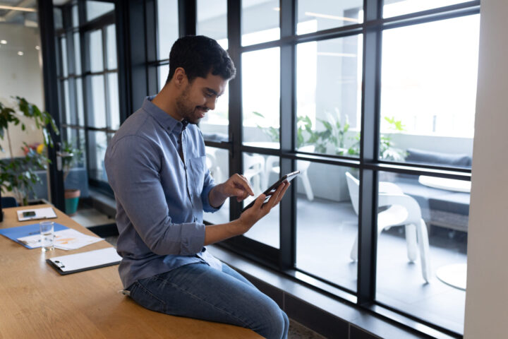 Trabajador aplicando el fichaje digital en su móvil