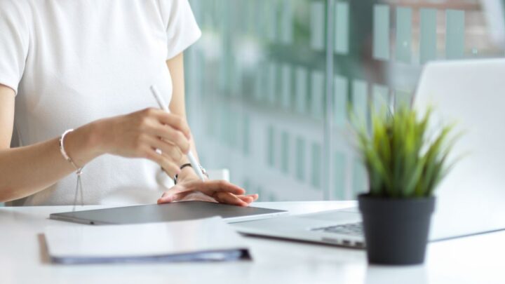 Trabajadora aplicando el fichaje digital