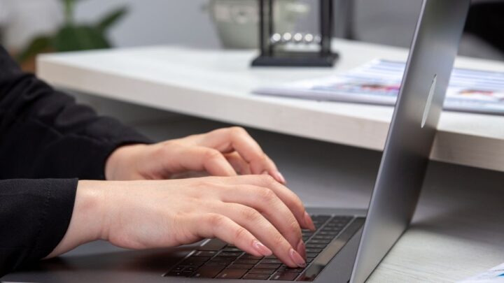 Trabajadora haciendo de manera su fichaje digital en su dispositivo