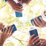 Grupo de Personas Utilixando su teléfono móvil en el monte - PaTuMovil