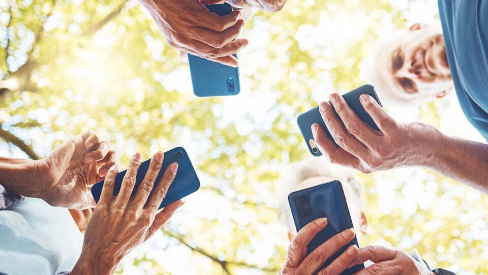 Grupo de Personas Utilixando su teléfono móvil en el monte - PaTuMovil