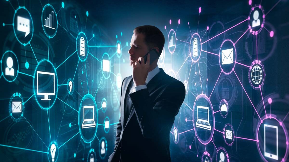 Hombre de Negocios Hablando por teléfono - PaTuMovil