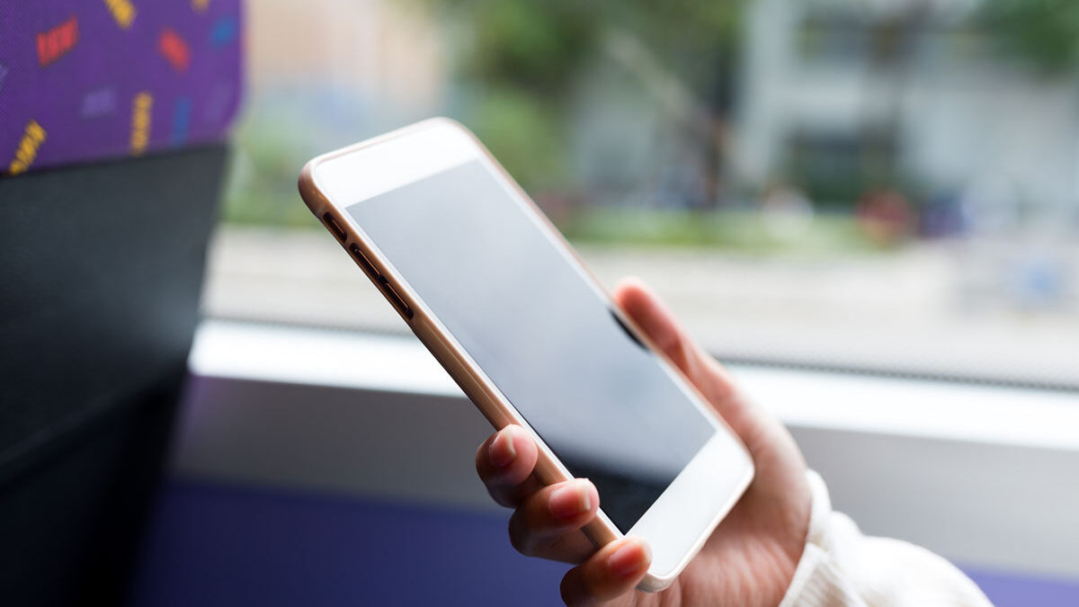 Persona utilizan el teléfono móvil en el autobus - PaTuMovil