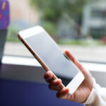 Persona utilizan el teléfono móvil en el autobus - PaTuMovil